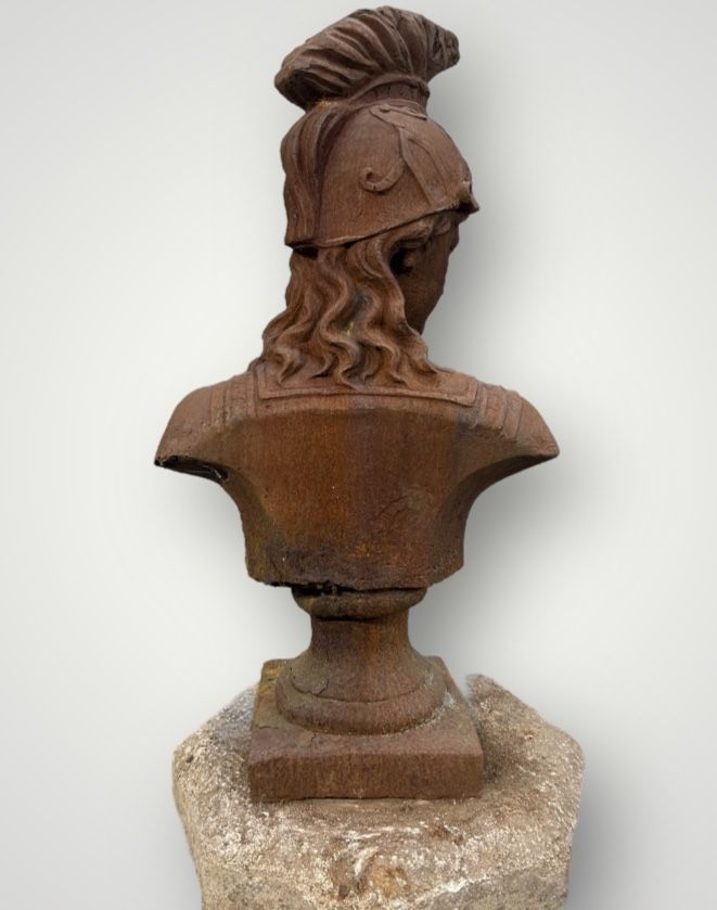 Grande busto di Minerva o Atena in ghisa del XX secolo. Busto antico H 91 cm