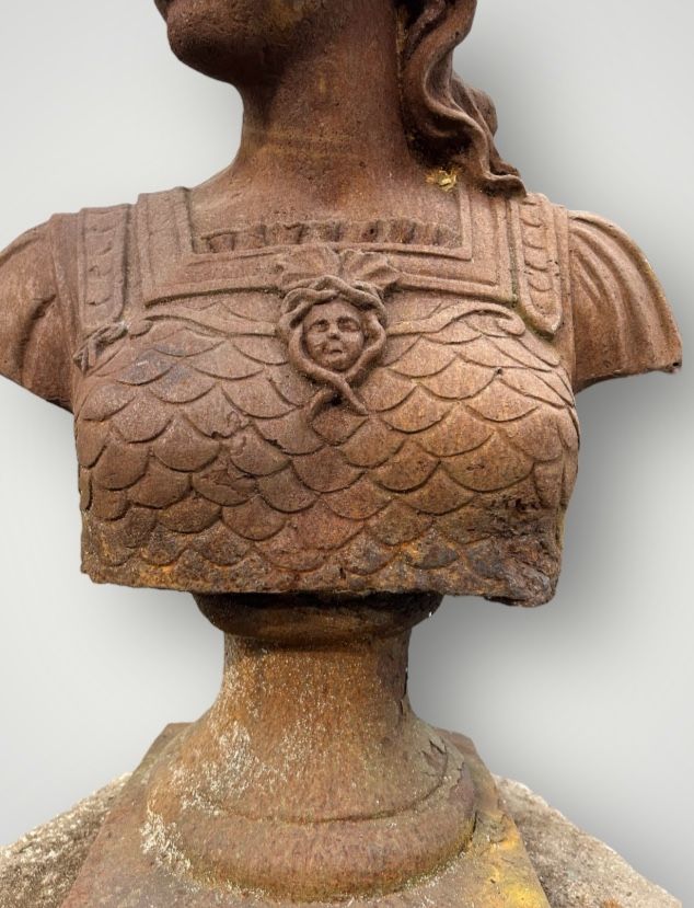 Grande busto di Minerva o Atena in ghisa del XX secolo. Busto antico H 91 cm