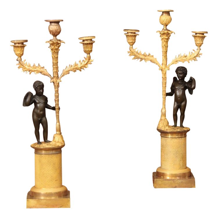 Paire de candélabres à trois lumières orné d'un Cupidon, bronze doré et patiné, XIXème siècle 