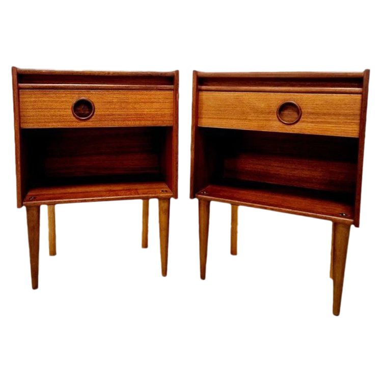 Ein Paar Mid-Century Teak Nachttische