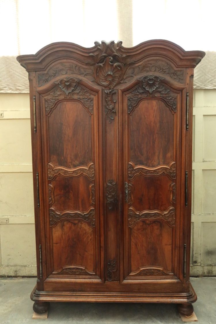 Armoire lyonnaise en noyer époque XVIIIème