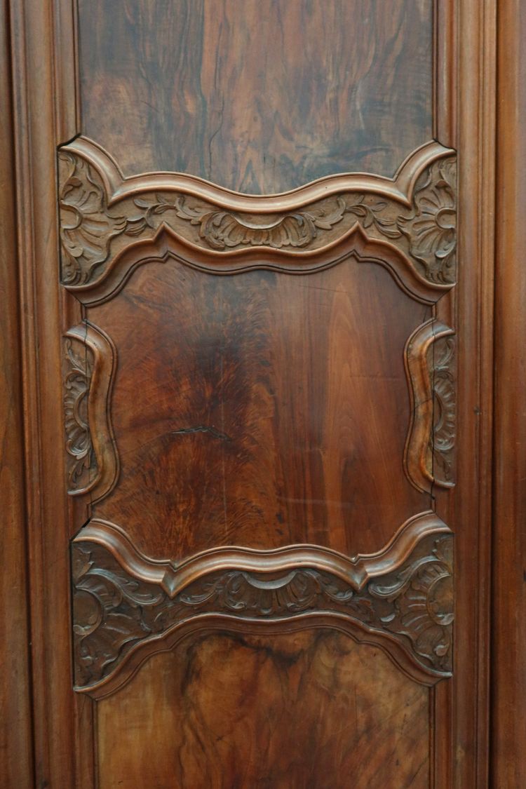 Armoire lyonnaise en noyer époque XVIIIème