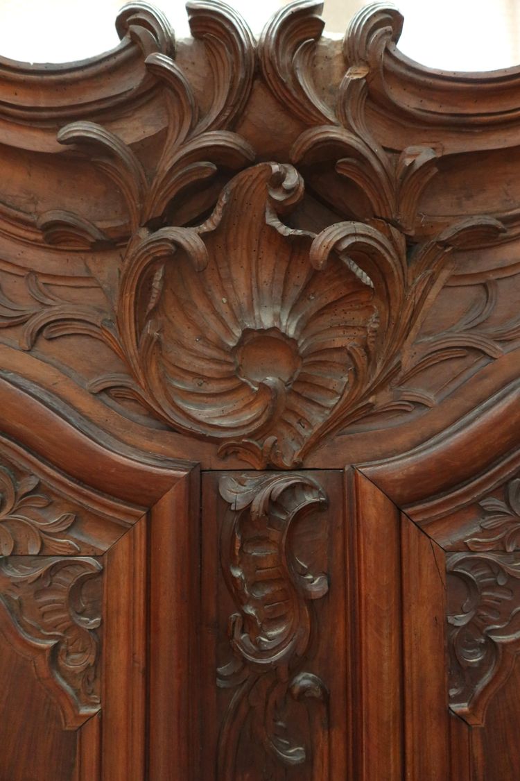 Armoire lyonnaise en noyer époque XVIIIème