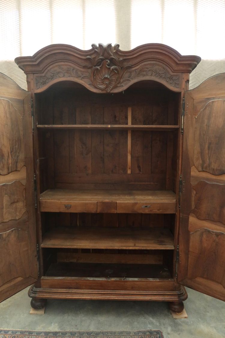 Armoire lyonnaise en noyer époque XVIIIème