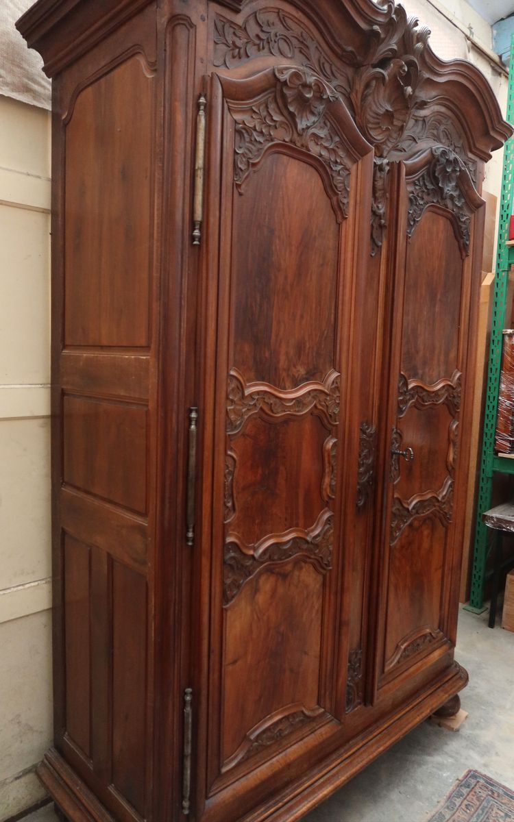 Armoire lyonnaise en noyer époque XVIIIème