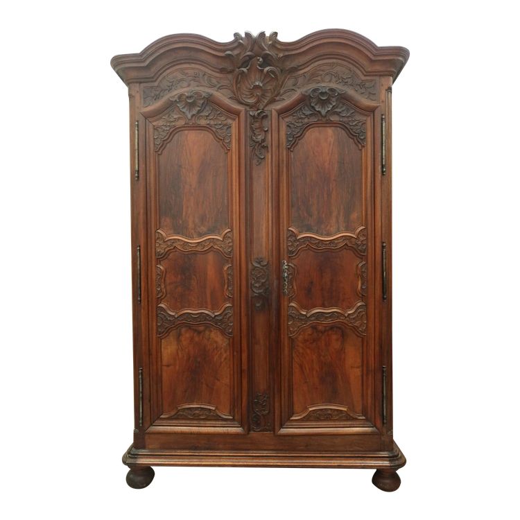 Armoire lyonnaise en noyer époque XVIIIème