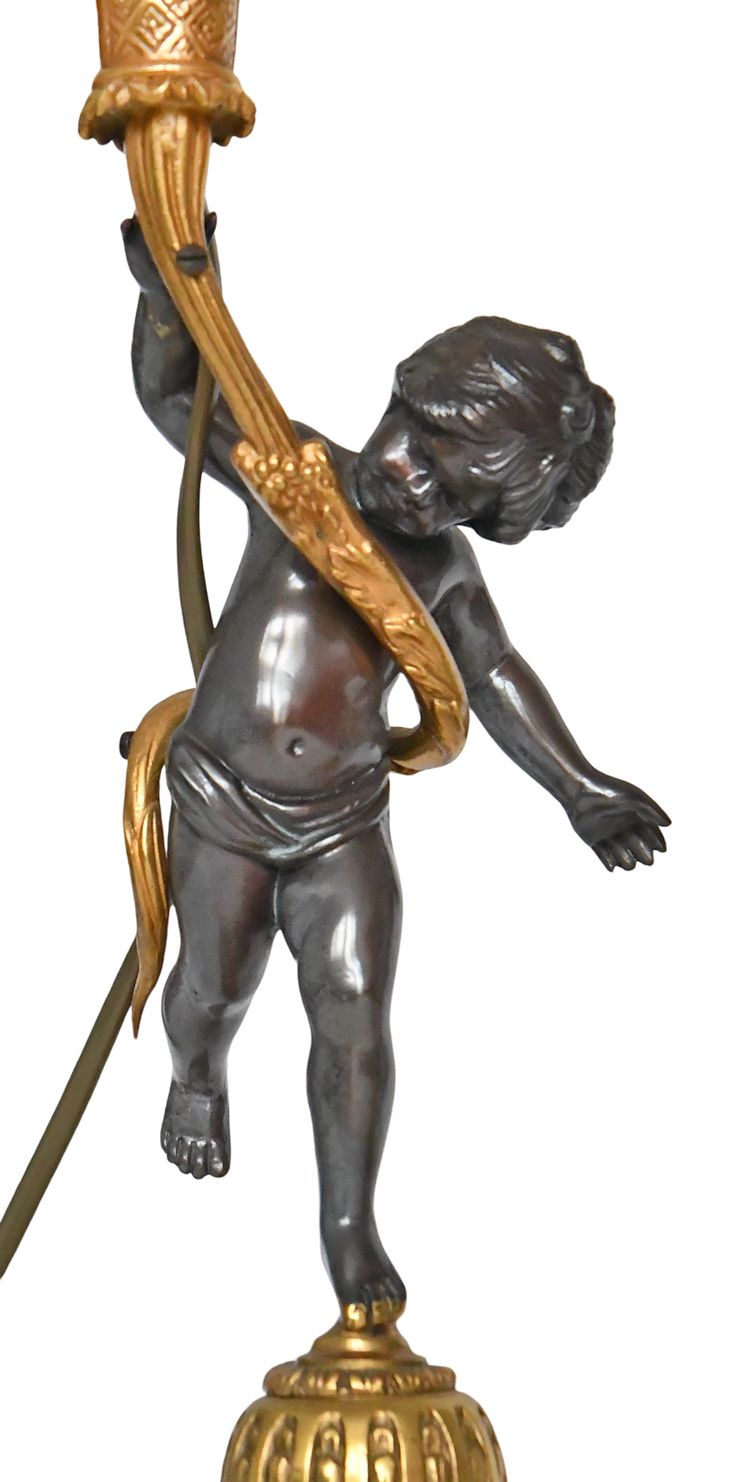 Coppia di candelabri in bronzo decorati con Putti che reggono corni dell'abbondanza