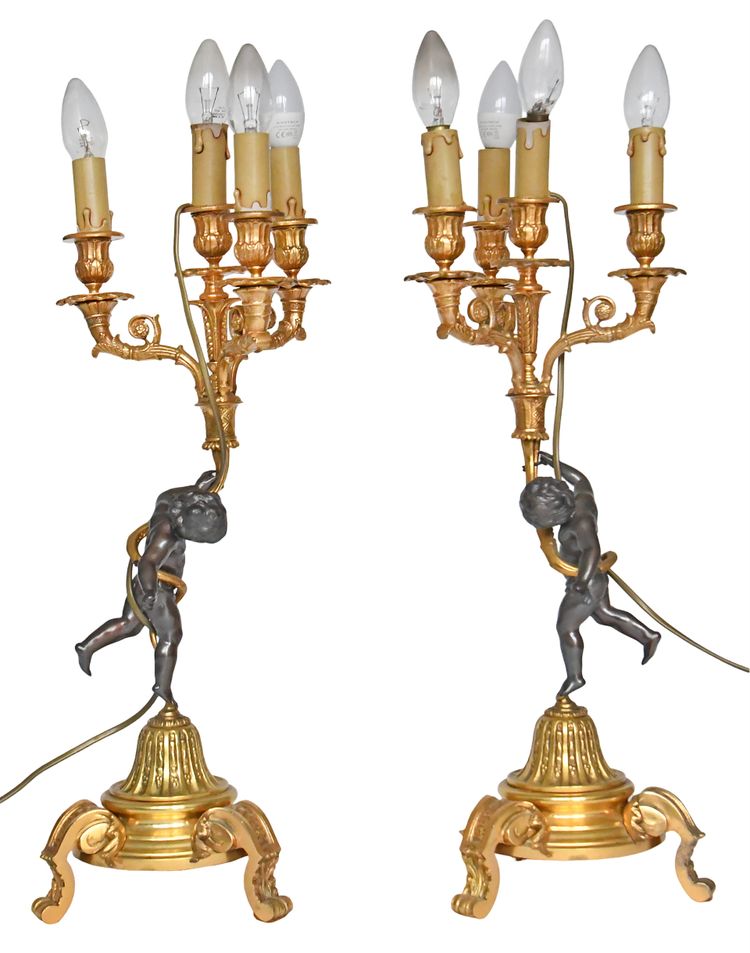 Coppia di candelabri in bronzo decorati con Putti che reggono corni dell'abbondanza