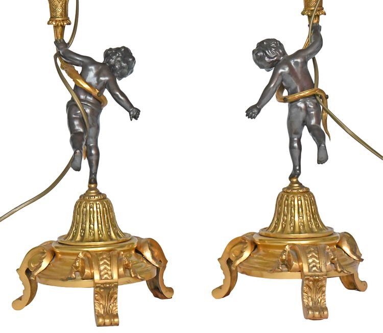 Coppia di candelabri in bronzo decorati con Putti che reggono corni dell'abbondanza