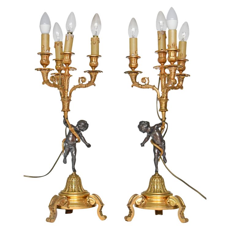 Coppia di candelabri in bronzo decorati con Putti che reggono corni dell'abbondanza