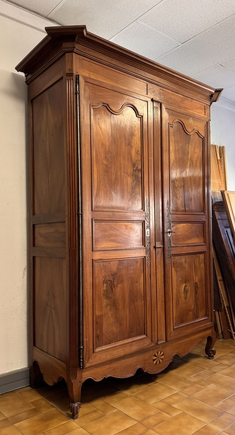 Prächtiger Kleiderschrank aus der Übergangszeit LXV LXVI aus massivem Nussbaumholz, circa 1750