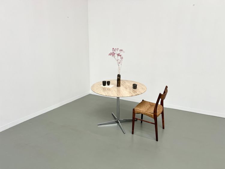 Round travertine marble dining table with chrome base, 1970s.