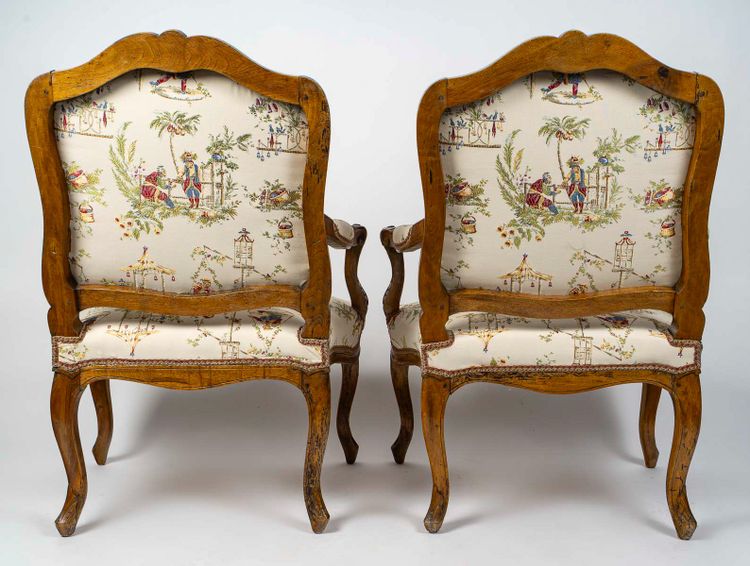 Louis Poussiée zugeschrieben. Paar große Sessel aus Nussbaumholz aus der Zeit Louis XV, ca. 1740–1745