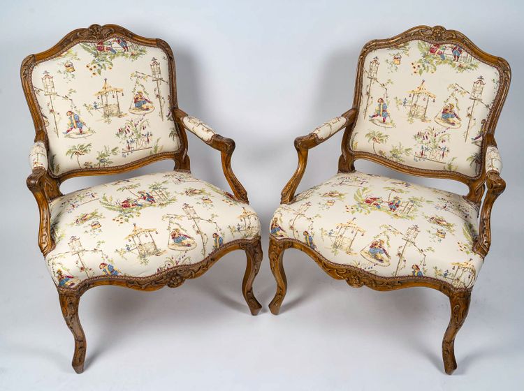 Louis Poussiée zugeschrieben. Paar große Sessel aus Nussbaumholz aus der Zeit Louis XV, ca. 1740–1745