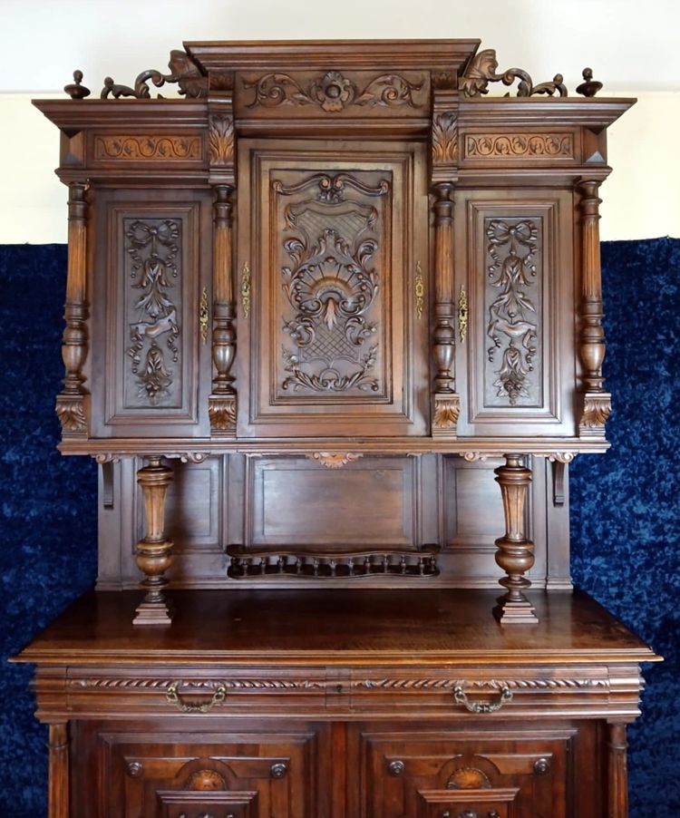 Bellissima credenza in stile rinascimentale in noce massello, completamente intagliata