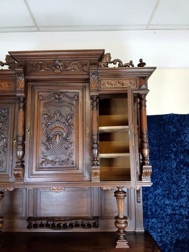 Bellissima credenza in stile rinascimentale in noce massello, completamente intagliata