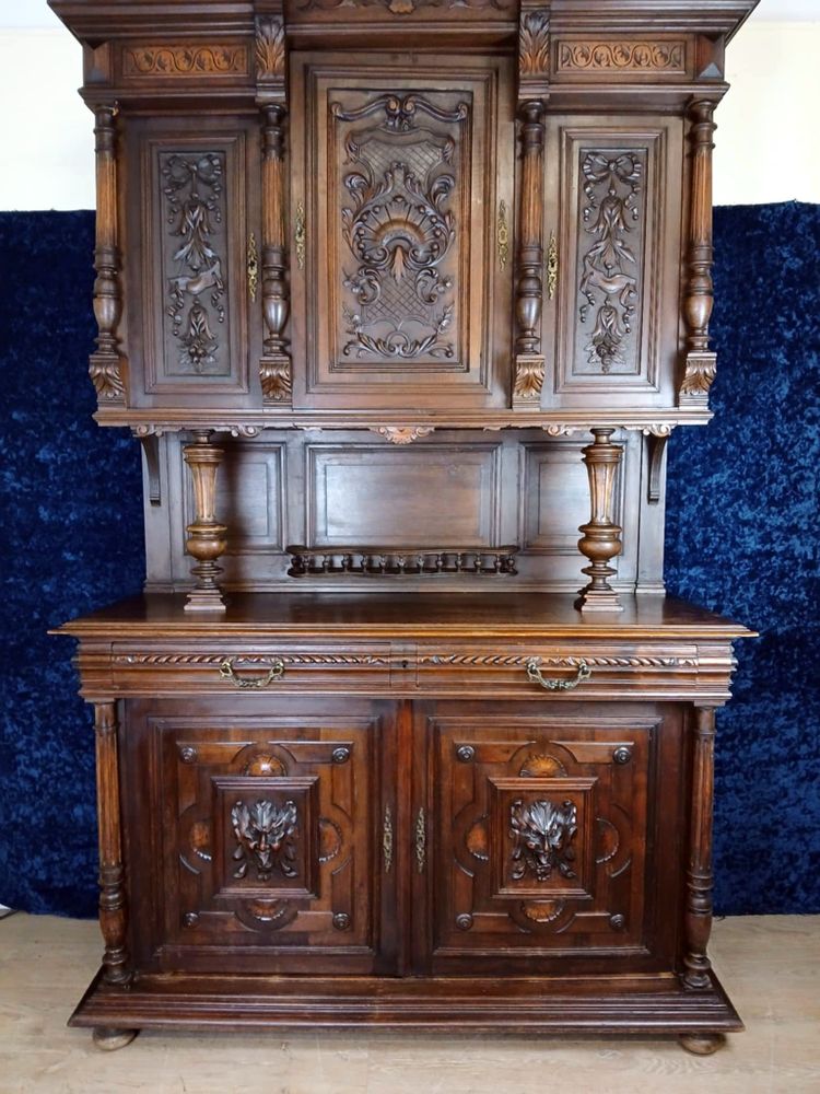 Bellissima credenza in stile rinascimentale in noce massello, completamente intagliata