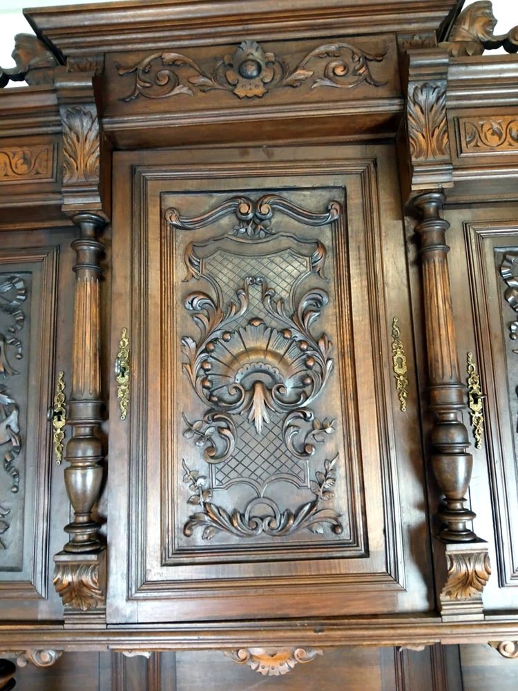 Wunderschönes Sideboard im Renaissance-Stil aus massivem Nussbaumholz, vollständig geschnitzt