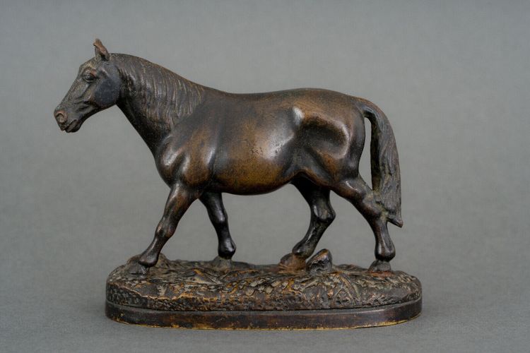 Cavallo da tiro in bronzo in miniatura del XIX secolo con patina marrone scuro