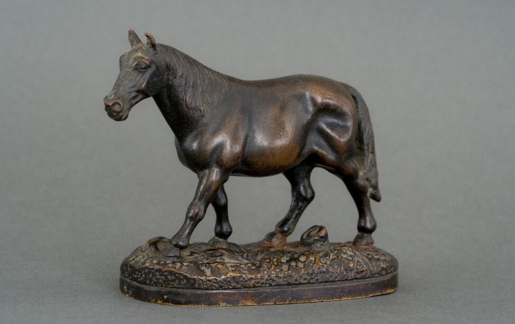 Cavallo da tiro in bronzo in miniatura del XIX secolo con patina marrone scuro