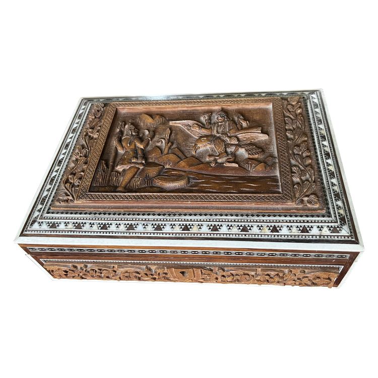 Coffret anglo-indien en bois de santal sculpté, XIXème siècle.