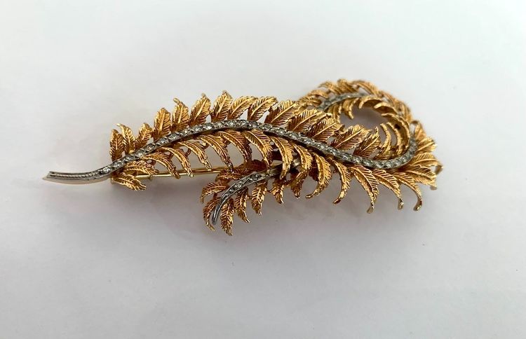 18-carat gold brooch, brilliants and naturalistic design