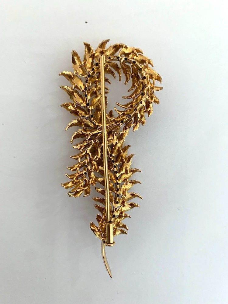 18-carat gold brooch, brilliants and naturalistic design