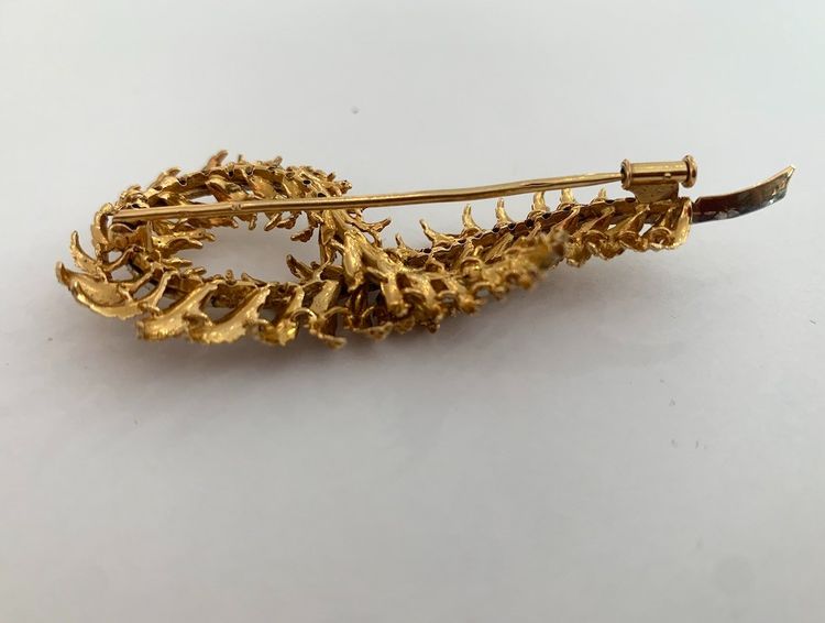 18-carat gold brooch, brilliants and naturalistic design