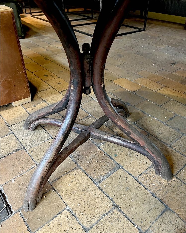 Satz von 20 Thonet-Marmortischen