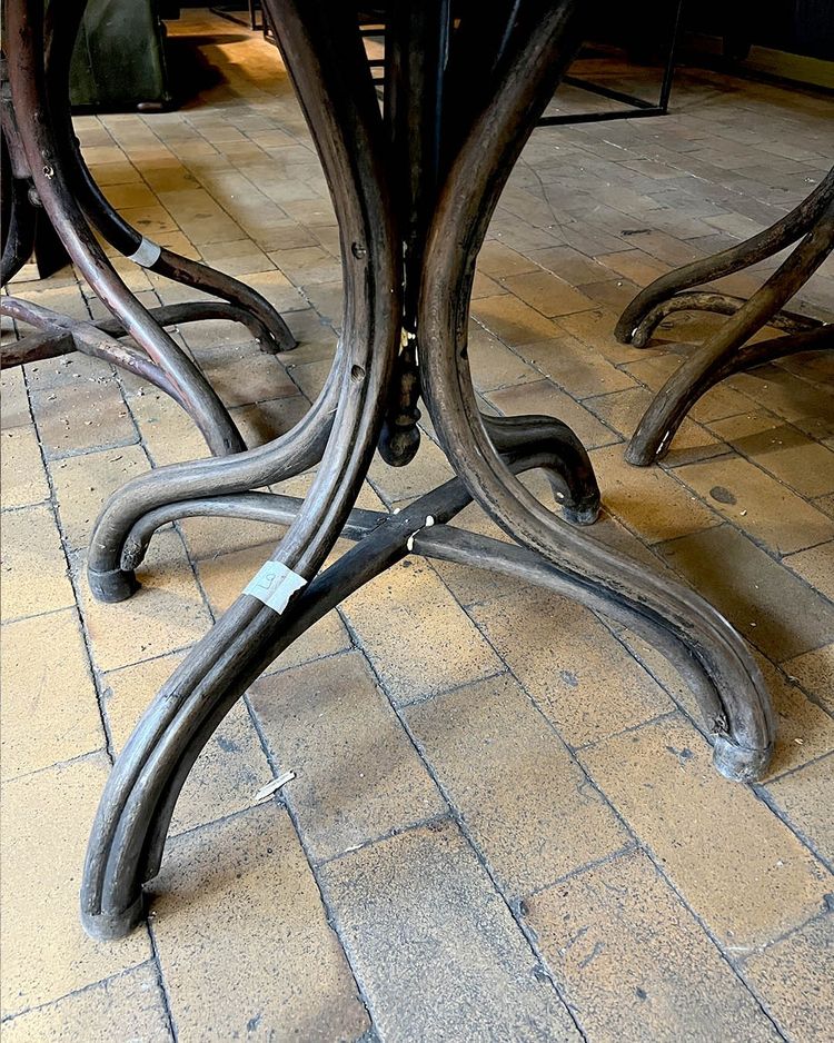 Satz von 20 Thonet-Marmortischen