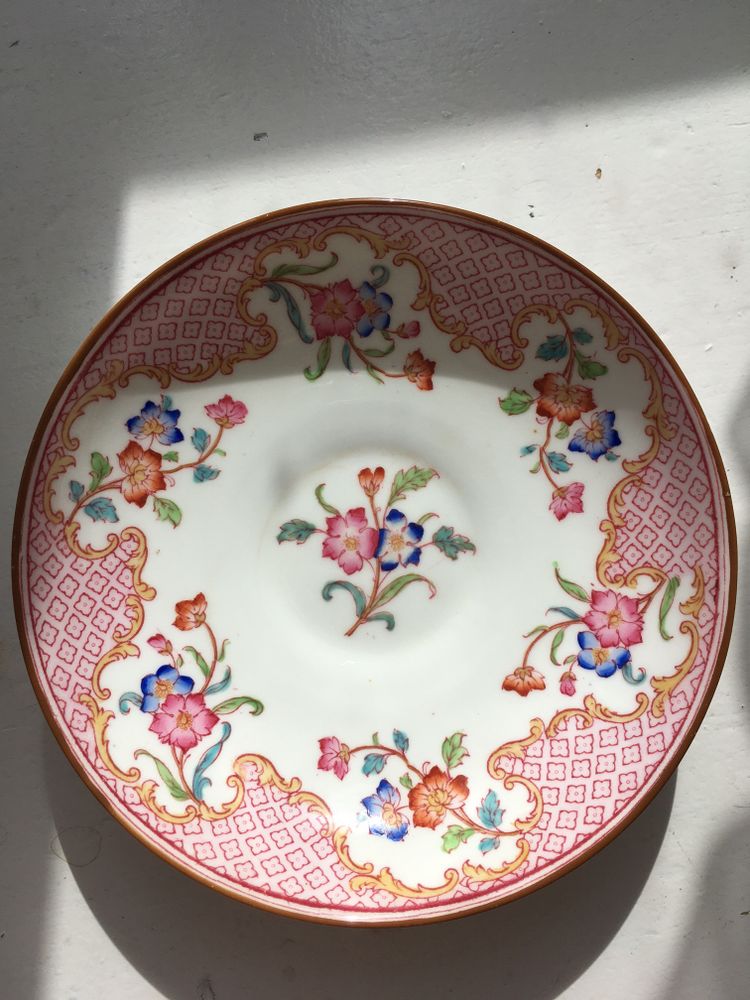 Tasse à thé en porcelaine de Cauldon décor Minton rose