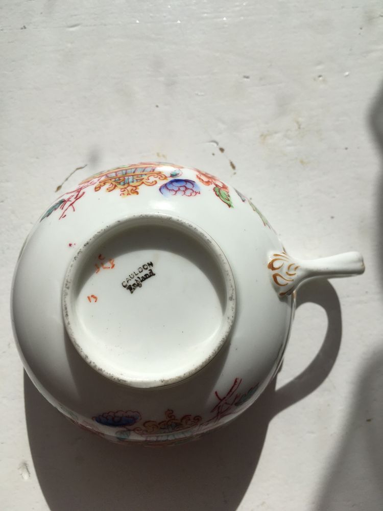 Tasse à thé en porcelaine de Cauldon décor Minton 