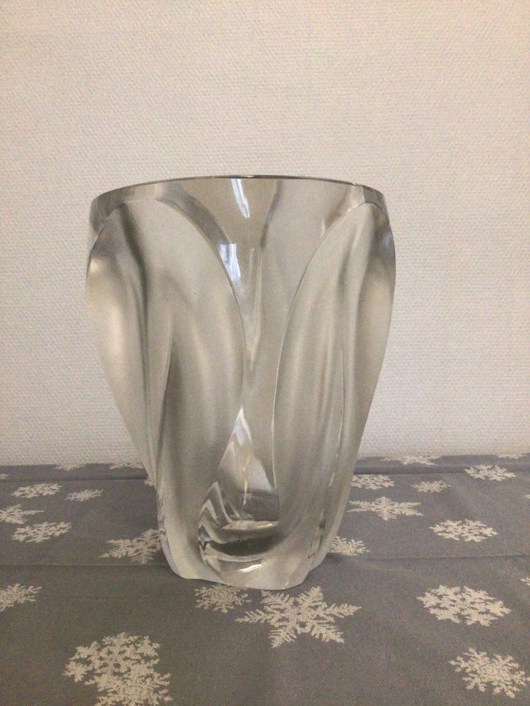 Grand vase en cristal Lalique modèle "Ingrid"