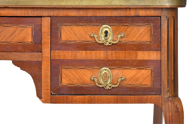 Bureau plat de style Louis XV en marqueterie 