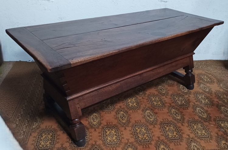 18th century Maie table in walnut