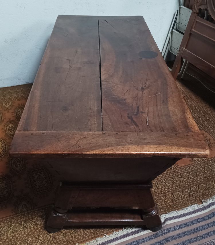 18th century Maie table in walnut