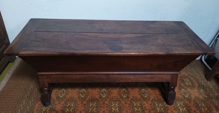 18th century Maie table in walnut