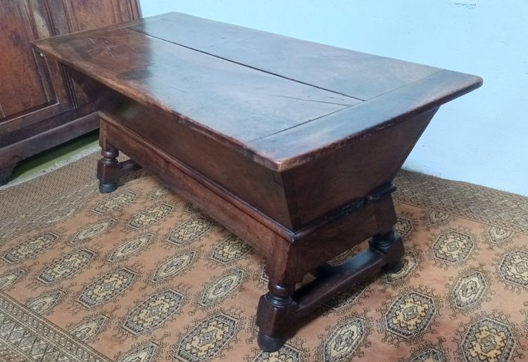 18th century Maie table in walnut