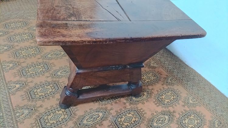 18th century Maie table in walnut