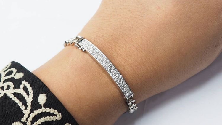 Flexible bracelet in white gold paved with diamonds