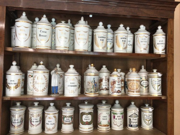 Sammlung antiker Apothekengefäße aus Porzellan