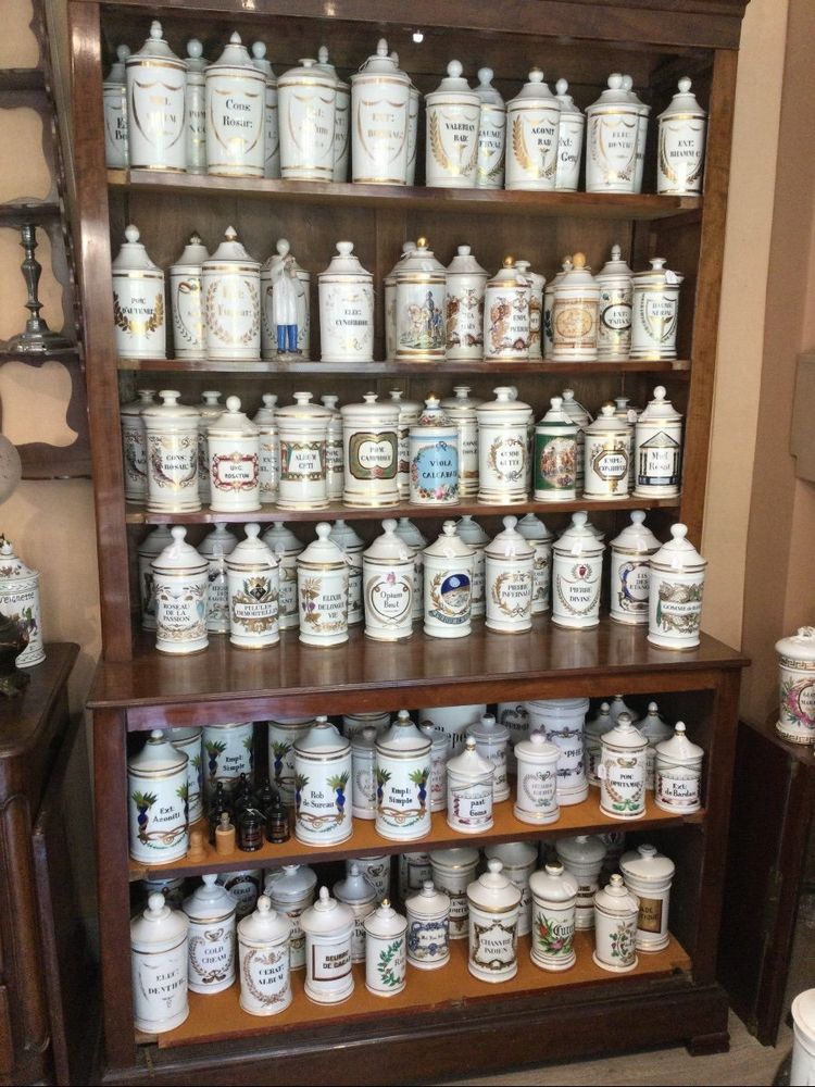 Collezione di vasi da farmacia in porcellana antica