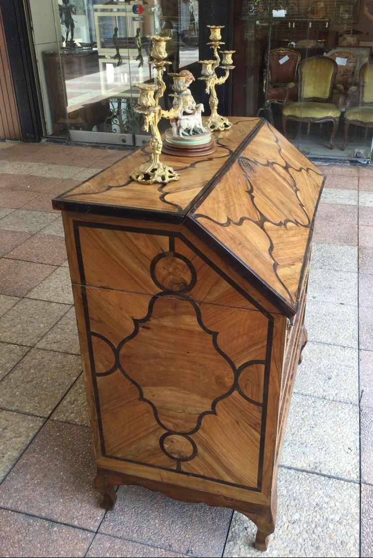 Bureau De Pente En Bois De Noyer Et Filets  Amarante, Dauphiné, XIXe