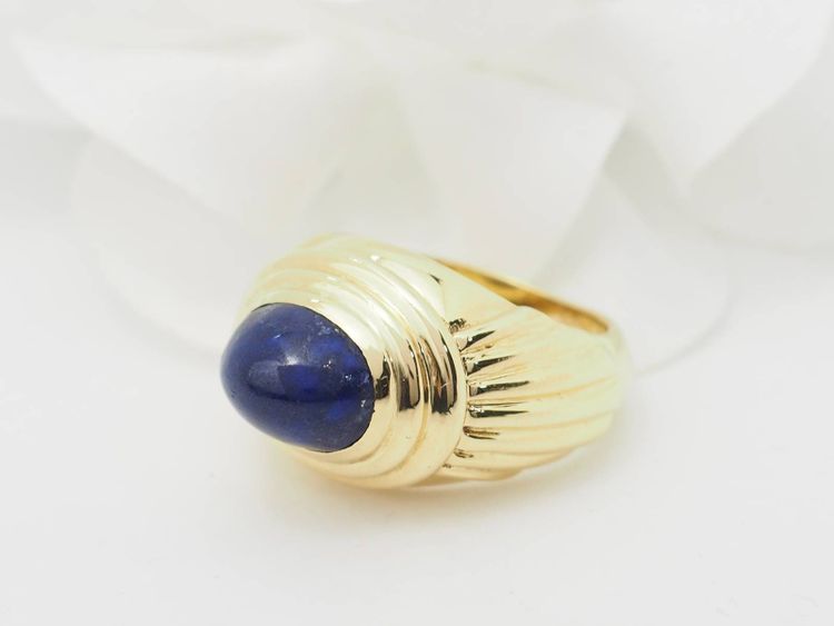 Geriffelter Ring aus Gelbgold und Lapislazuli-Cabochon 