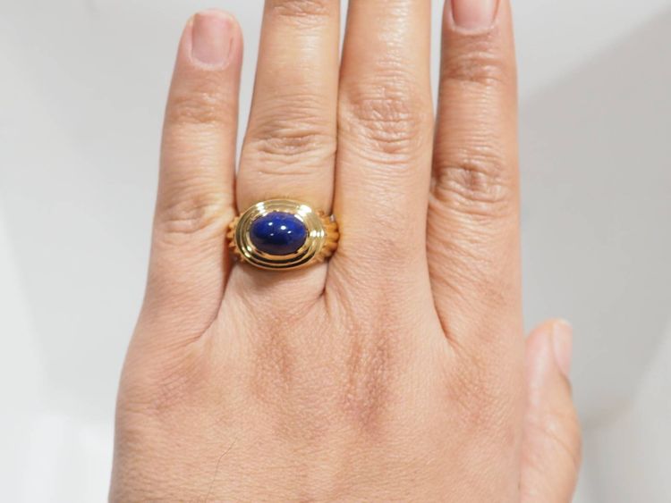 Geriffelter Ring aus Gelbgold und Lapislazuli-Cabochon 