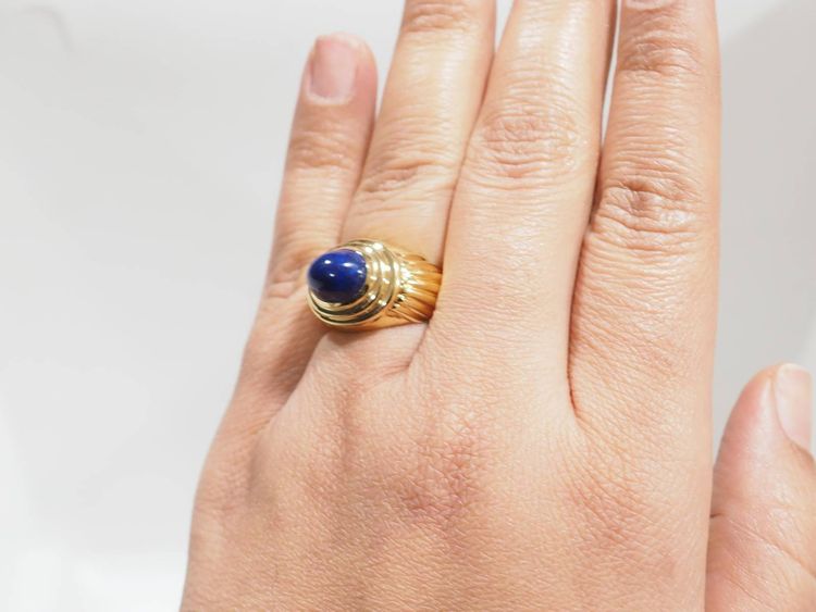 Geriffelter Ring aus Gelbgold und Lapislazuli-Cabochon 