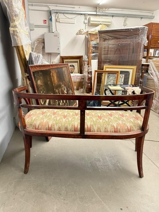 Antique 1930s Art Nouveau sofa in mahogany and carvings, size 78x125x52 cm