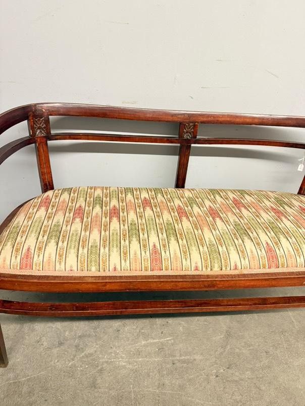 Antique 1930s Art Nouveau sofa in mahogany and carvings, size 78x125x52 cm