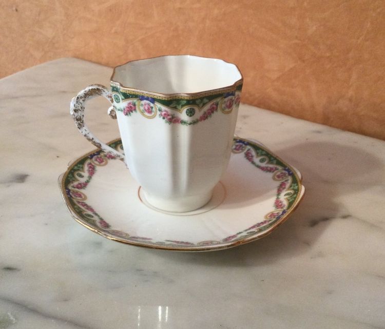 Un Service En Porcelaine à Thé Et à Café.