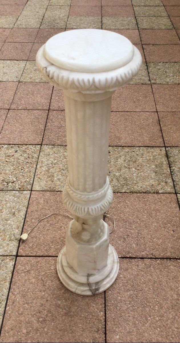 Colonna di marmo scolpita